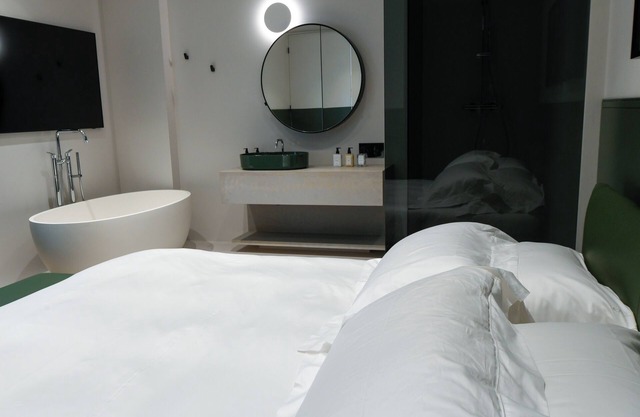 Lux Designer 1 Bdrm, Ensuite bathroom w/tub & shower, powdr Rm, Pet & concierge