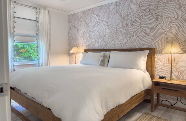 Lux King bed 2br 1bath, walk to everything