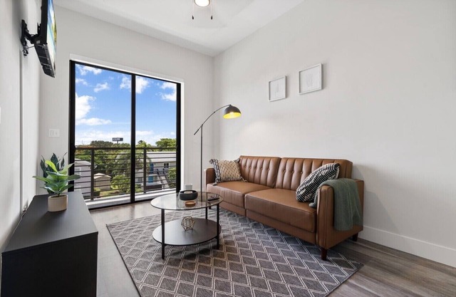 Lux King Suite|EV|Onsite Gym|Near PBI, Beach, Hospitals & shopping