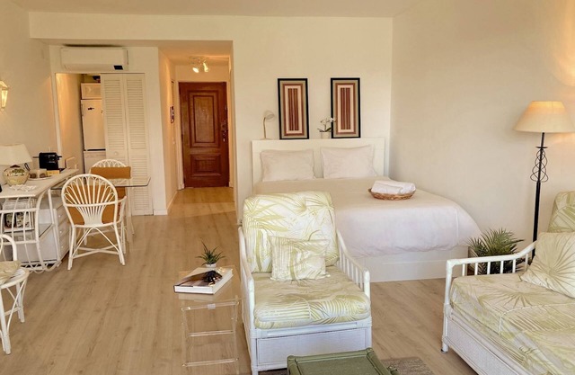 Lux Studio steps to the beach facing Estoril Casino Gardens