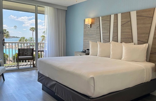 Lux unit w/balcony - Steps to Downtown Attractions, Dining Scene & Beach Access