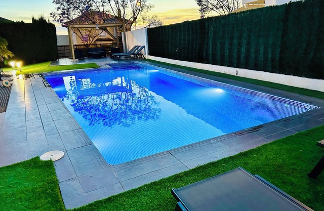 Lux Villa with Year-Round Heated Pool, beautiful outdoor space & Game Room