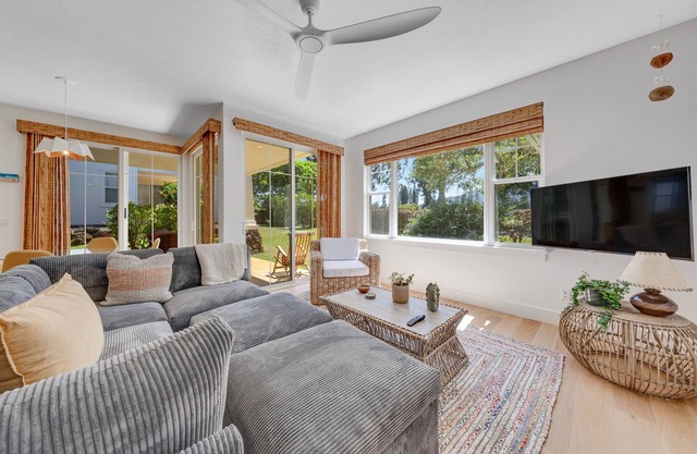 Luxe, 1st-floor condo with sunset mountain views, lanai, pool, hot tub & gym