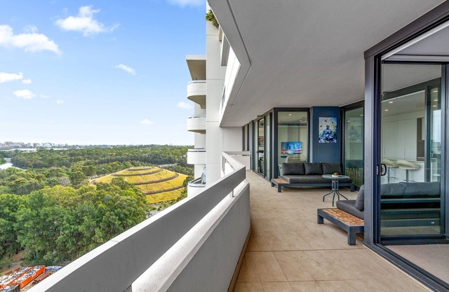 Luxe 2-Bed: Modern Interiors, Balcony & BBQ Area