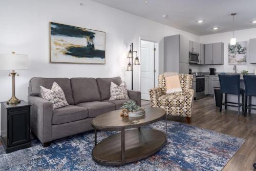 Luxe 2 BR Apt Oak Mt St Park Lots of Amenities