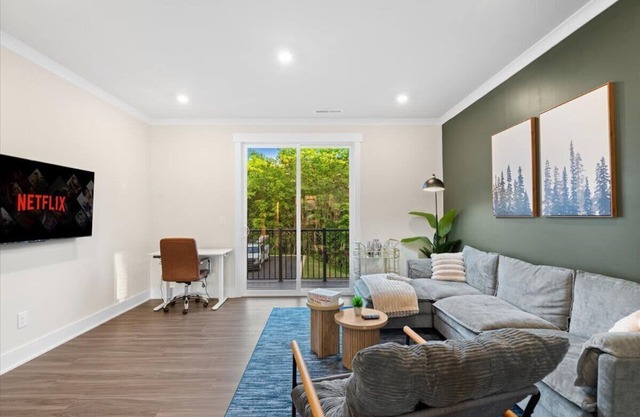 Luxe 3BR King Townhouse w/Rooftop—in Uptown CLT!