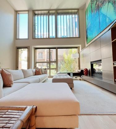 Luxe 4 bed 5 bath with Parking Walk to Capitol, Convention Center, museums and shops