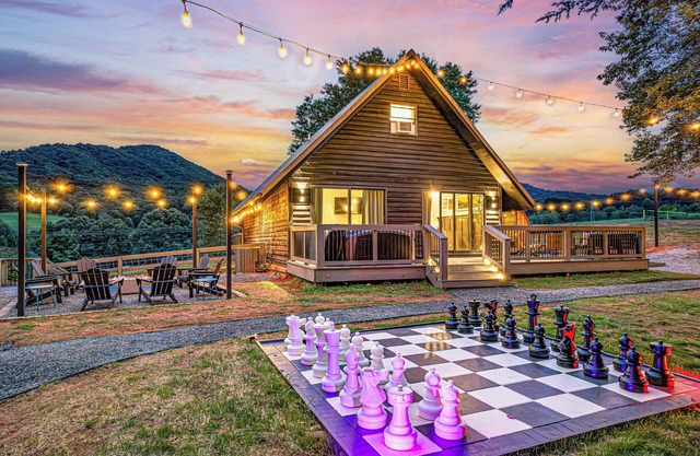 Luxe A-Frame, Stunning Views, Pickleball, Sauna, Mini Golf, Mins to Downtown AVL