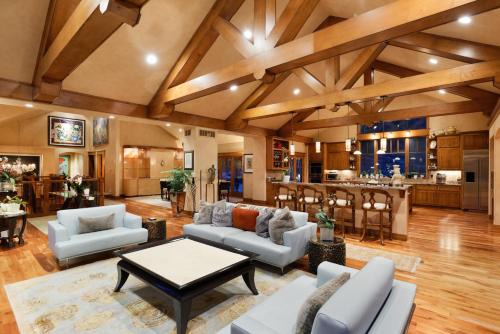 Luxe Artful Mountain Retreat with 4 King Suites, 8 Person Hot Tub and 3 Decks