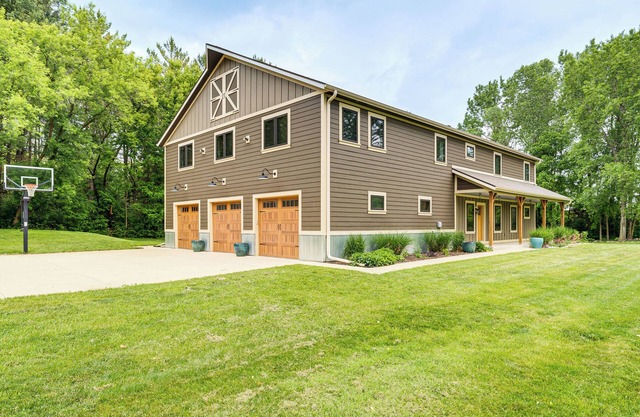 Luxe Barndominium Retreat Near Blue Spring Lake!