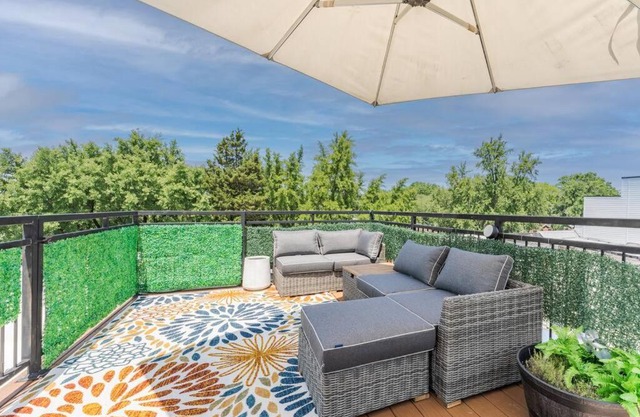 Luxe City Retreat Roof Deck Getaway