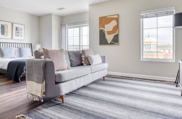 Luxe Clarendon Studio w/ Pool & Gym, steps to Metro & TJ, by Blueground