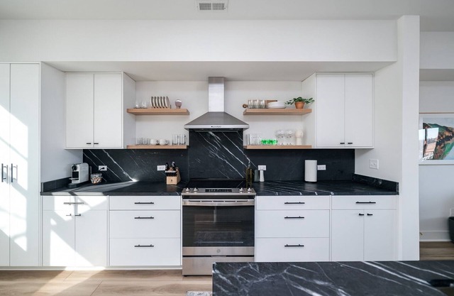 Luxe Downtown Townhouse w/Nespresso + Garage!