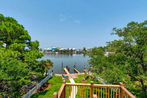Luxe Family Condo with Gulf View in Dauphin Island!