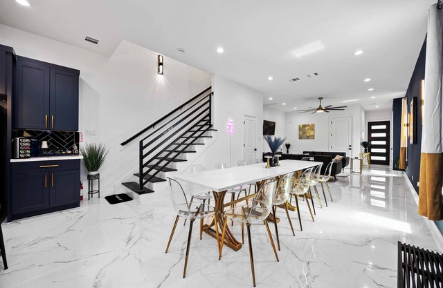 Luxe Group Stay 3BR Near Med Center NRG Mins to Downtown Nightlife