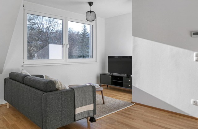 Luxe Hietzing 1BR w/ Elevator, near Embassies & Roter Berg, by Blueground