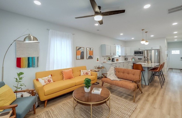 Luxe Home Downtown - Sleeps 6. Off-street parking