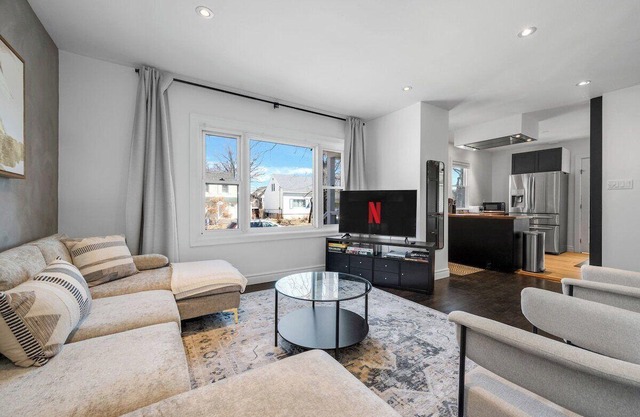 Luxe Home, DT, 2 King Beds, Theatre Room