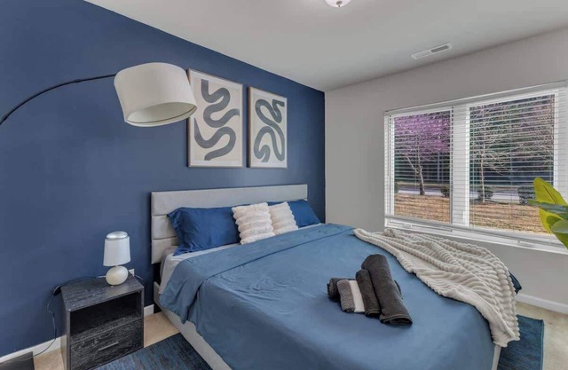Luxe King 3BR Townhouse Mins Downtown!