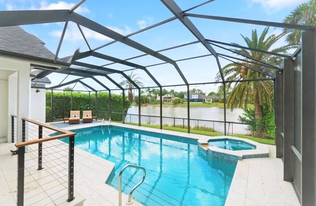 LUXE Lakeside Living w/Pool & Spa, 3 Kings, Grill
