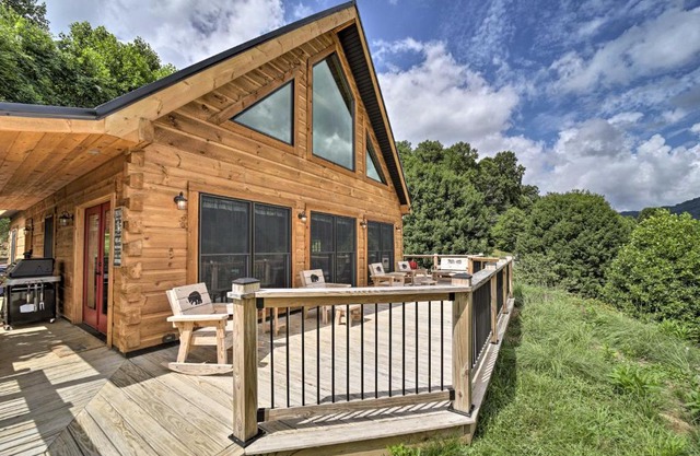 Luxe Log Cabin with Modern Finishes and Mtn Views