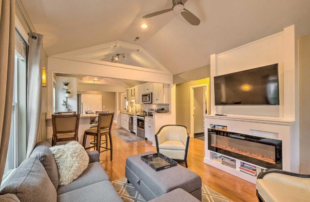 Luxe Lyndon Home Less Than 11 Mi to Dtwn Louisville!