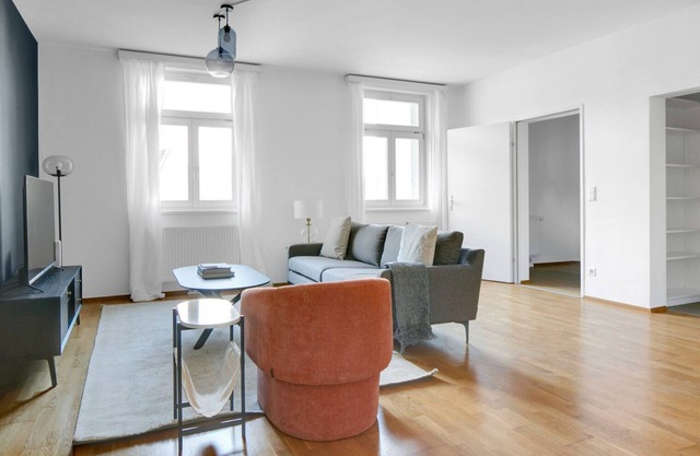 Luxe Margareten 2BR w/Elevator near Matzleinsdorferplatz, by Blueground