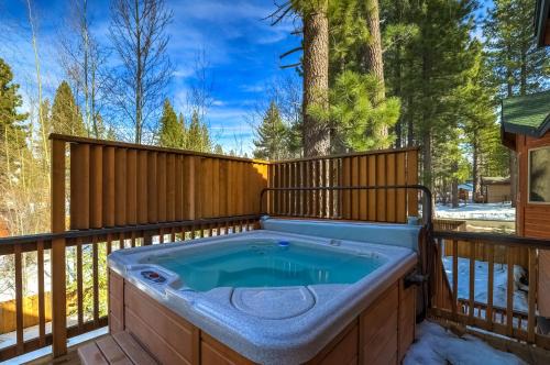 Luxe Mountain Chalet - Hot tub Man Cave Foosball Peloton