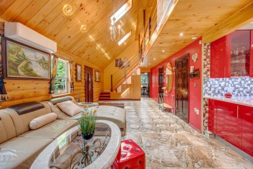 Luxe Pocono retreat! Hot Tub, Firepit, Sauna, Game Room, Fireplace, Ski, BBQ, Lakes, Pool Tennis fishing