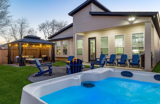 Luxe Retreat-Hot Tub/Pool/Firepit near State Fair