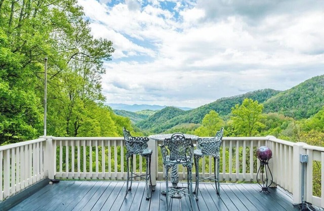 Luxe Retreat with Panoramic Views, Hot Tub & Sauna, mins to Hatley Point