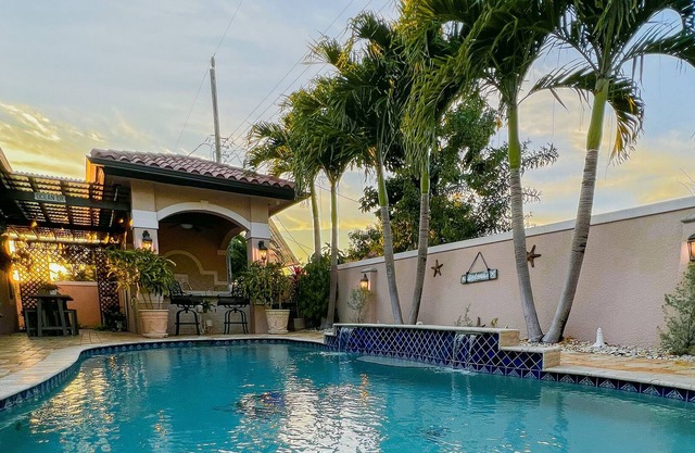 Luxe Tuscany Property - Pool/BBQ/Hot Tub/Work Area/King Massage Bed