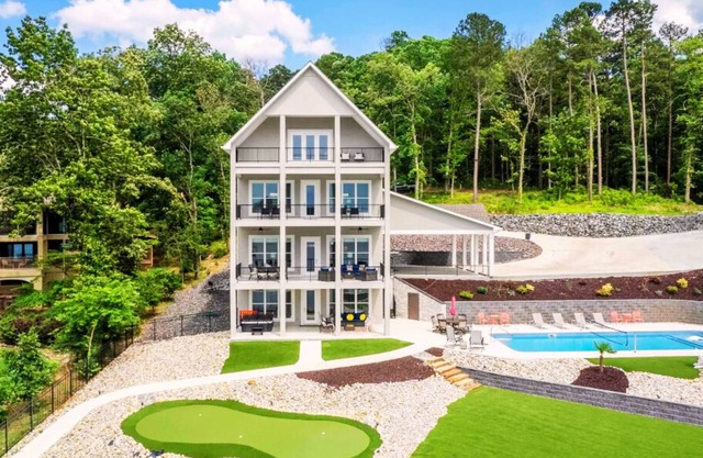 Luxe 8BR Lakefront Home, Private Pool, Hot Tub, Gameroom, Putting Green, Firepit