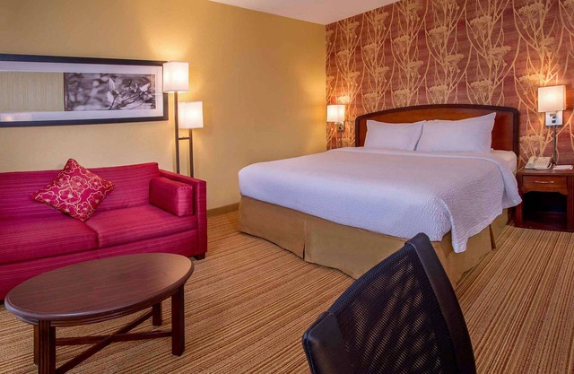Luxe Vacation Feel! Free Parking, Onsite Pool, Short Drive to Herndon Hills Farm