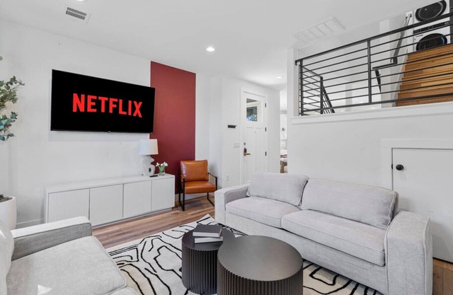 Luxe Windsor Park Home | Close for F1, ACL + More