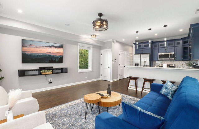 LuxHome up to 6 guests in Chicago; WiFi, AC, Heat, Security cams, Downtown 8mins