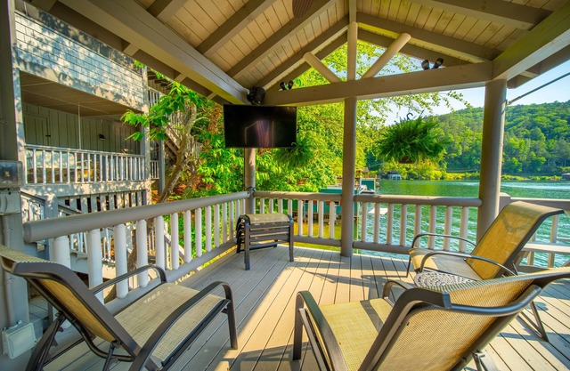 Luxuary Lakefront Home /4 BR 3.5B /Sleeps 10 Comfortably
