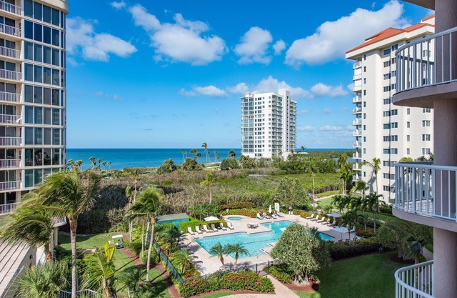 Luxurios beach condo with balcony in every room and private beach access