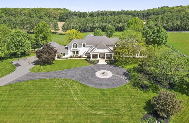 Luxurious Ã La Mode Valley Farm House(1735)