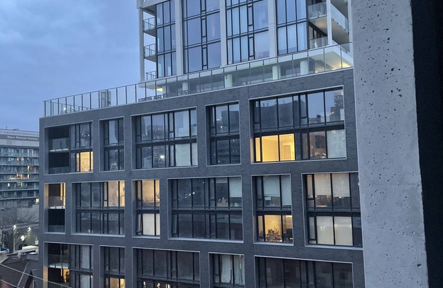 Luxurious 1DB Condo Minutes Away From The CN Tower