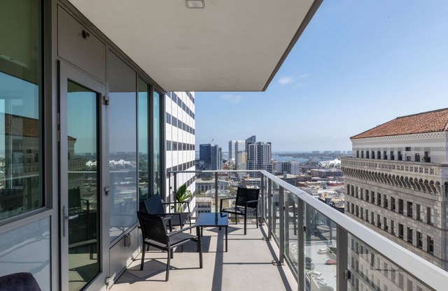 Luxurious 2-bedroom Penthouse in downtown San Diego with WiFi and fitness room