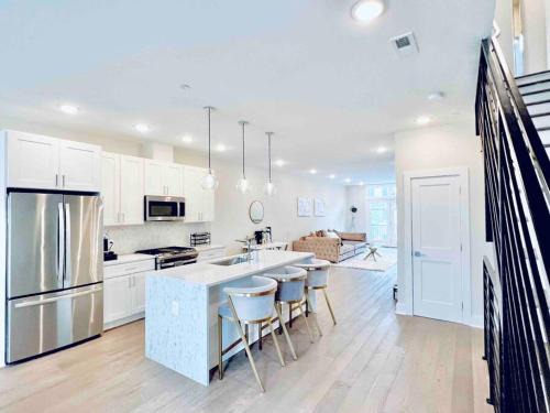 Luxurious 3BDR Penthouse with Private Rooftop Capitol and Monument Views Near Popular H Street Corridor Free Parking and Cancellation