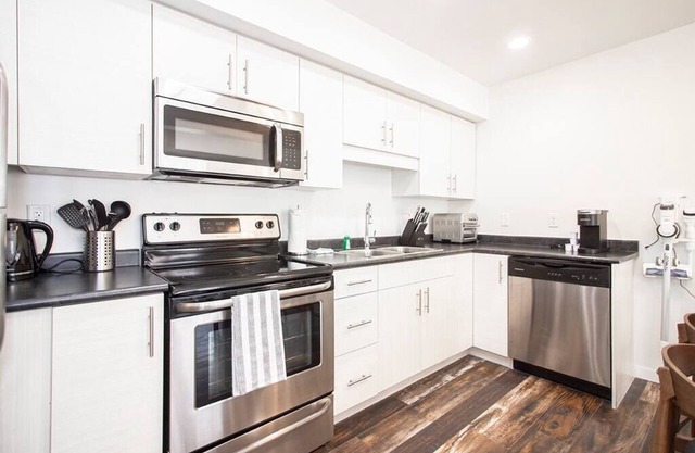Luxurious 3BDRM townhouse with parking and Wi-Fi!