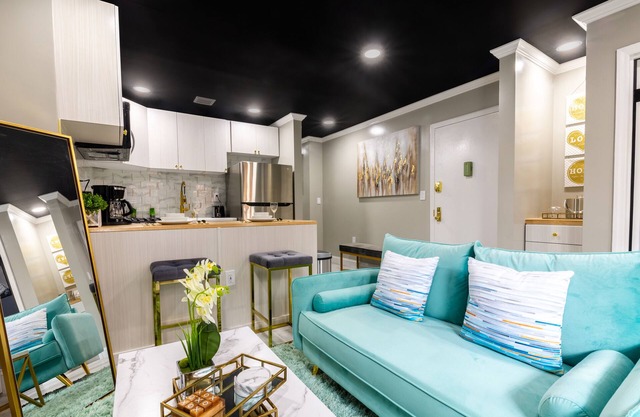Luxurious 3BR, 2BA on tree lined street close to transportation