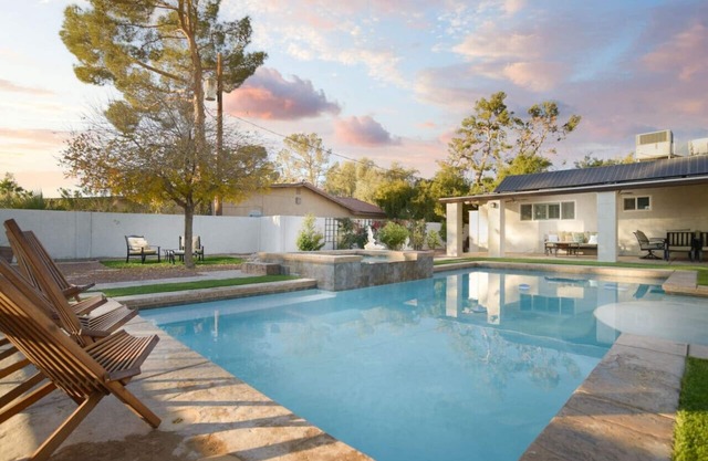 Luxurious 5 BR, 5.5 BA Villa, Pool, Games, 15 min to LV Strip