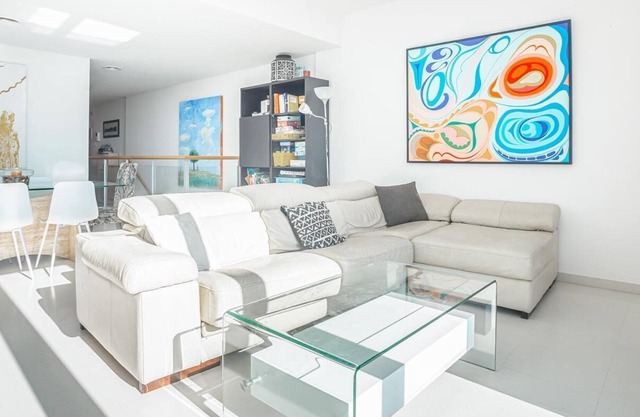 Luxurious and modern duplex near the sea