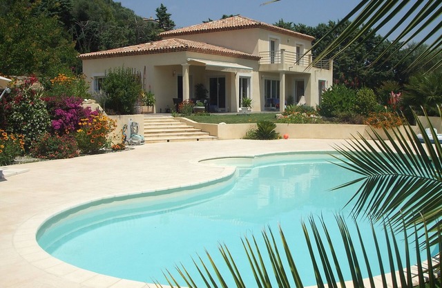 Luxurious air-conditioned villa 230 m2 with 7x12m pool (27/32°) in Cannes