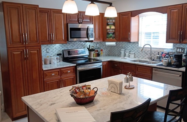 Luxurious and Stylish Home w/Open Floor Plan! Safe area. Free Parking