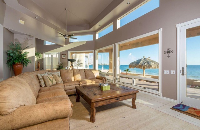 Luxurious BEACH FRONT AMAZING VIEW Spacious & Elegant Jacuzzi Grill Pet