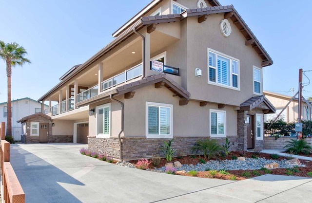 Luxurious Beach Side Condo with Ocean Views- Can Accommodate Large Groups!